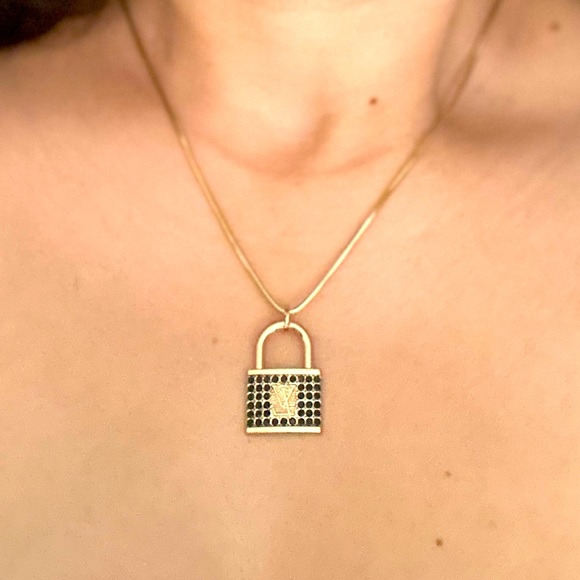Vintage LV locker Charm with black diamonds and Necklace! - Picture 9 of 11